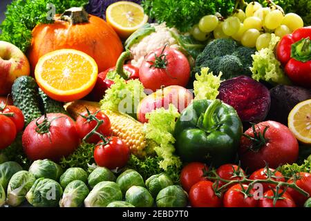 Zusammensetzung mit einer Vielzahl von frischem Gemüse und Früchten Stockfoto