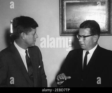 Treffen mit dem gewählten Gouverneur Richard J. Hughes aus New Jersey, 10:48am Uhr. Präsident John F. Kennedy (links) trifft sich mit Richard J. Hughes (rechts), dem gewählten Gouverneur von New Jersey. Oval Office, White House, Washington, D.C. Stockfoto