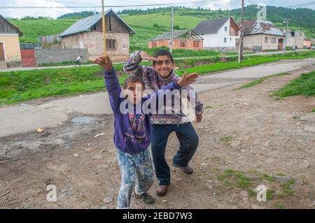 05-16-2018. Lomnicka, Slowakei. Roma- oder Zigeunerkinder, die in einer verlassenen Gemeinschaft im Herzen der Slowakei spielen und unter elenden Bedingungen leben. Stockfoto