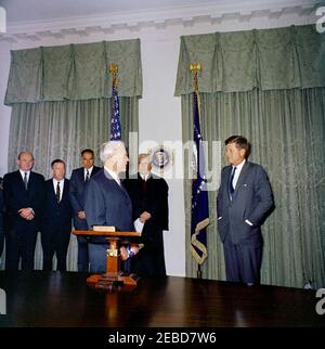 John McCone, Direktor der Central Intelligence Agency (CIA), 11:30am Uhr. Vereidigung von John McCone als Direktor der Central Intelligence Agency (CIA). (L-R) Staatssekretär Dean Rusk; Senator Henry M. u201cScoopu201d Jackson (Washington); Glenn T. Seaborg, Vorsitzender der Atomenergiekommission (AEC); Herr McCone; Oberster Gerichtshof der Vereinigten Staaten Earl Warren; Präsident John F. Kennedy. Cabinet Room, White House, Washington, D.C. Stockfoto