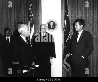 John McCone, Direktor der Central Intelligence Agency (CIA), 11:30am Uhr. Präsident John F. Kennedy spricht mit John McCone bei der Vereidigung von McCone als Direktor der Central Intelligence Agency (CIA). Im Hintergrund (L-R): Senator Henry M. u201cScoopu201d Jackson (Washington); Glenn T. Seaborg, Vorsitzender der Atomenergiekommission (teilweise von Herrn McCone versteckt); und der Oberste Richter des Obersten Gerichtshofs der Vereinigten Staaten, Earl Warren. Cabinet Room, White House, Washington, D.C. Stockfoto