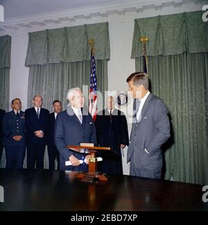 John McCone, Direktor der Central Intelligence Agency (CIA), 11:30am Uhr. Präsident John F. Kennedy spricht mit John McCone bei der Vereidigung von McCone als Direktor der Central Intelligence Agency (CIA). Im Hintergrund (L-R): Vorsitzender der Joint Chiefs of Staff General Lyman Lemnitzer; Staatssekretär Dean Rusk; Senator Henry M. u201cScoopu201d Jackson (Washington); und Oberster Richter des Obersten Gerichtshofs der Vereinigten Staaten Earl Warren. Cabinet Room, White House, Washington, D.C. Stockfoto