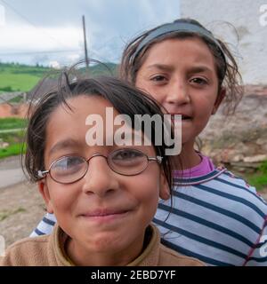 05-16-2018. Lomnicka, Slowakei. Eine Nahaufnahme von Roma- oder Zigeunermädchen in einer verlassenen Gemeinde im Herzen der Slowakei, die unter elenden Bedingungen lebt. Stockfoto