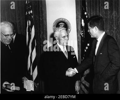 John McCone, Direktor der Central Intelligence Agency (CIA), 11:30am Uhr. Präsident John F. Kennedy (ganz rechts) schüttelt John McCone die Hände, nachdem er als Direktor der Central Intelligence Agency (CIA) vereidigt wurde. Der Oberste Richter des Obersten Gerichtshofs der Vereinigten Staaten, Earl Warren, und Glenn T. Seaborg, Vorsitzender der Atomenergiekommission (teilweise von Richter Warren versteckt), sind ebenfalls anwesend. Cabinet Room, White House, Washington, D.C. Stockfoto