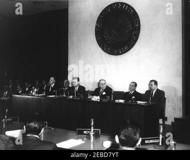 Ansprache an den Interamerikanischen Wirtschafts- und Sozialrat, 5:05pm Uhr. Präsident John F. Kennedy spricht bei der Eröffnungssitzung des Interamerikanischen Wirtschafts- und Sozialrats. (L-R) zwei nicht identifizierte Männer; Präsident Kennedy; Carlos A. Clulow, Botschafter von Uruguay und Präsident des Interamerikanischen Wirtschafts- und Sozialrats; Dr. Josu00e9 Mora, Generalsekretär der Organisation der amerikanischen Staaten (OAS); nicht identifizierter Mann. Pan American Union Building, Washington, D.C. Stockfoto