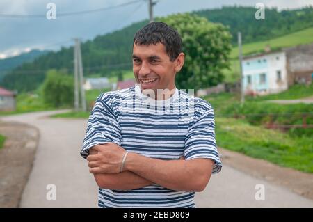 05-16-2018. Lomnicka, Slowakei. Ein Roma- oder Zigeunermännchen lächelt in einer verlassenen Gemeinschaft im Herzen der Slowakei, die unter elenden Bedingungen lebt. Stockfoto