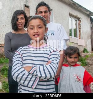 05-16-2018. Lomnicka, Slowakei. Eine Nahaufnahme einer Roma- oder Zigeunergruppe von Kindern und Jugendlichen in einer verlassenen Gemeinde im Herzen der Slowakei, li Stockfoto