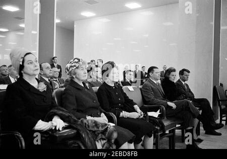 Übergabe der National Security Medal an Allen Dulles, 11:00am Uhr. Audienzmitglieder bei der Verleihung der National Security Medal an Allen W. Dulles, den scheidenden Direktor der Central Intelligence Agency (CIA). Sitzen in der ersten Reihe (L-R): Drei nicht identifizierte Frauen; Verteidigungsminister Robert S. McNamara; Ethel Kennedy, Ehefrau von Generalstaatsanwalt Robert F. Kennedy; und der Generalstaatsanwalt. Platz in der zweiten Reihe (L-R): Vorsitzender der Joint Chiefs of Staff General Lyman Lemnitzer und Kommandant des United States Marine Corps General David M. Shoup (mit Brille). J. Edgar Hoove Stockfoto