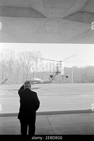 Übergabe der National Security Medal an Allen Dulles, 11:00am Uhr. Allen W. Dulles, der scheidende Direktor der Central Intelligence Agency (CIA), beobachtet Präsident John F. Kennedyu2019s Hubschrauber der United States Army landen im CIA-Hauptquartier in Langley, Virginia. Der Präsident war dort, um Herrn Dulles die National Security Medal zu präsentieren. Stockfoto