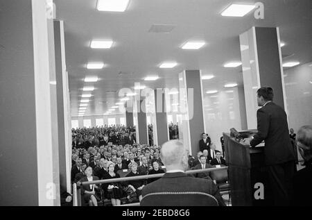 Übergabe der National Security Medal an Allen Dulles, 11:00am Uhr. Präsident John F. Kennedy (der am Rednerpult steht) hält Bemerkungen, nachdem er Allen W. Dulles, dem scheidenden Direktor der Central Intelligence Agency (CIA), die National Security Medal übergab. Hinter dem Präsidenten sitzen, von der Kamera weggewandt, (L-R) General C.P. Cabell, stellvertretender Direktor der CIA, und Dulles. In der Audienz sitzen Verteidigungsminister Robert S. McNamara und der Vorsitzende der Generalstabschefs Lyman Lemnitzer. CIA-Hauptquartier, Langley, Virginia. Stockfoto