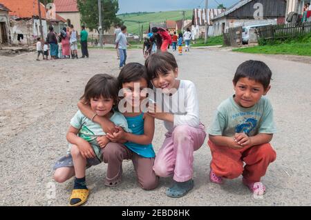 05-16-2018. Lomnicka, Slowakei. Eine Nahaufnahme einer Roma- oder Zigeunergruppe von Kindern, die sich in einer verlassenen Gemeinschaft im Herzen der Slowakei umarmen und lächeln Stockfoto