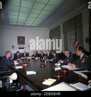 Treffen mit Abrüstungsberatern, 12:00pm Uhr. Präsident John F. Kennedy trifft sich mit Beratern für Abrüstung im Kabinettsaal des Weißen Hauses, Washington, D.C. L-R (rund um den Tisch): Vizepräsident Lyndon B. Johnson; Sonderassistent des Präsidenten für Wissenschaft und Technologie, Jerome B. Wiesner; Direktor der Central Intelligence Agency (CIA), John McCone; Arthur Dean, Vorsitzender der US-Delegation bei der Genfer Abrüstungskonferenz; William C. Foster, Direktor der Arms Control and Disarmament Agency (ACDA); Dean Rusk, Staatssekretär; Präsident Kennedy; stellvertretender Sekretär Stockfoto