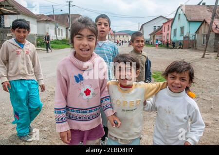 05-16-2018. Lomnicka, Slowakei. Eine Nahaufnahme einer Roma- oder Zigeunergruppe von Kindern, die sich in einer verlassenen Gemeinschaft im Herzen der Slowakei umarmen und lächeln Stockfoto