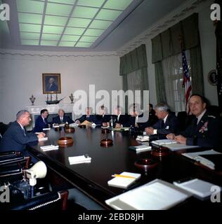 Treffen mit Abrüstungsberatern, 12:00pm Uhr. Präsident John F. Kennedy trifft sich mit Beratern für Abrüstung im Kabinettsaal des Weißen Hauses, Washington, D.C. L-R (rund um den Tisch): Vizepräsident Lyndon B. Johnson; Sonderassistent des Präsidenten für Wissenschaft und Technologie, Jerome B. Wiesner; Direktor der Central Intelligence Agency (CIA), John McCone; Arthur Dean, Vorsitzender der US-Delegation bei der Genfer Abrüstungskonferenz; William C. Foster, Direktor der Arms Control and Disarmament Agency (ACDA); Dean Rusk, Staatssekretär; Präsident Kennedy; stellvertretender Sekretär Stockfoto