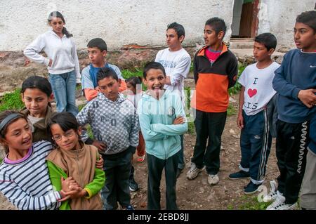 05-16-2018. Lomnicka, Slowakei. Eine Nahaufnahme einer Roma- oder Zigeunergruppe von Kindern und Jugendlichen in einer verlassenen Gemeinde im Herzen der Slowakei, li Stockfoto