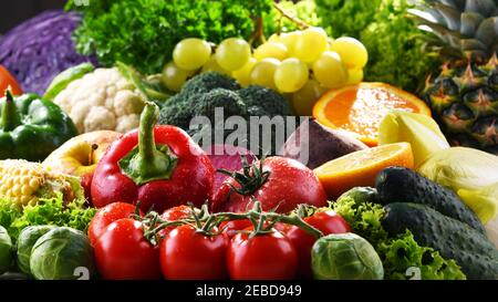 Zusammensetzung mit einer Vielzahl von frischem Gemüse und Früchten Stockfoto