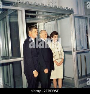 Mittagessen zu Ehren von Konrad Adenauer, Bundeskanzler der Bundesrepublik Deutschland, L:00pm. Mittagessen zu Ehren von Konrad Adenauer, Bundeskanzler der Bundesrepublik Deutschland. Präsident John F. Kennedy, Bundeskanzler Adenauer und First Lady Jacqueline Kennedy. North Portico, White House, Washington, D.C. Stockfoto