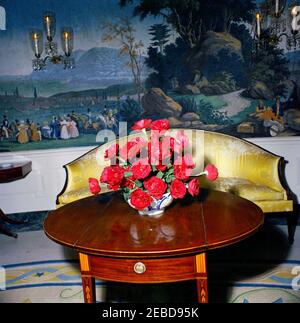 Mittagessen zu Ehren von Konrad Adenauer, Bundeskanzler der Bundesrepublik Deutschland, L:00pm. Blumenarrangement für ein Mittagessen zu Ehren von Konrad Adenauer, Bundeskanzler der Bundesrepublik Deutschland. Diplomatischer Empfangsraum, Weißes Haus, Washington, D.C. Stockfoto