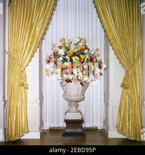 Mittagessen zu Ehren von Konrad Adenauer, Bundeskanzler der Bundesrepublik Deutschland, L:00pm. Blumenarrangement für ein Mittagessen zu Ehren von Konrad Adenauer, Bundeskanzler der Bundesrepublik Deutschland. East Room, White House, Washington, D.C. Stockfoto