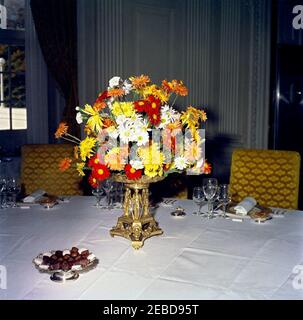 Mittagessen zu Ehren von Konrad Adenauer, Bundeskanzler der Bundesrepublik Deutschland, L:00pm. Florales Herzstück für ein Mittagessen zu Ehren von Konrad Adenauer, Bundeskanzler der Bundesrepublik Deutschland. State Dining Room, White House, Washington, D.C. Stockfoto