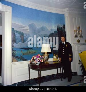 Mittagessen zu Ehren von Konrad Adenauer, Bundeskanzler der Bundesrepublik Deutschland, L:00pm. Blumenarrangement für ein Mittagessen zu Ehren von Konrad Adenauer, Bundeskanzler der Bundesrepublik Deutschland. Rechts steht der Polizeibeamte des Weißen Hauses, Inspektor Kenneth M. Burke. Diplomatischer Empfangsraum, Weißes Haus, Washington, D.C. Stockfoto