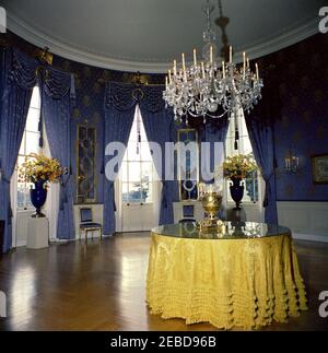 Mittagessen zu Ehren von Konrad Adenauer, Bundeskanzler der Bundesrepublik Deutschland, L:00pm. Blumenarrangements für ein Mittagessen zu Ehren von Konrad Adenauer, Bundeskanzler der Bundesrepublik Deutschland. Blue Room, White House, Washington, D.C. Stockfoto