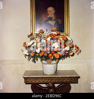 Mittagessen zu Ehren von Konrad Adenauer, Bundeskanzler der Bundesrepublik Deutschland, L:00pm. Blumenarrangement für ein Abendessen zu Ehren von Konrad Adenauer, Bundeskanzler der Bundesrepublik Deutschland. Das Porträt über dem Tisch ist von Revolutionary war General John stark, von Samuel F.B. Morse. Cross Hall, White House, Washington, D.C. Stockfoto
