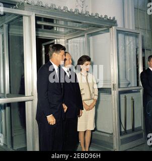 Mittagessen zu Ehren von Konrad Adenauer, Bundeskanzler der Bundesrepublik Deutschland, L:00pm. Mittagessen zu Ehren von Konrad Adenauer, Bundeskanzler der Bundesrepublik Deutschland. Präsident John F. Kennedy, Bundeskanzler Adenauer und First Lady Jacqueline Kennedy. North Portico, White House, Washington, D.C. Stockfoto