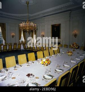 Mittagessen zu Ehren von Konrad Adenauer, Bundeskanzler der Bundesrepublik Deutschland, L:00pm. Tischgedecke und florale Mittelstücke für ein Mittagessen zu Ehren des Bundeskanzlers Konrad Adenauer. State Dining Room, White House, Washington, D.C. Stockfoto