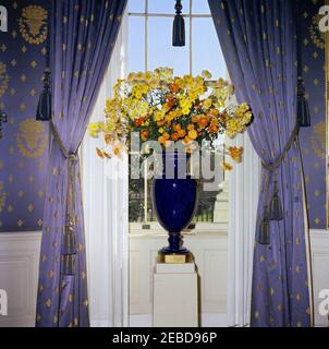 Mittagessen zu Ehren von Konrad Adenauer, Bundeskanzler der Bundesrepublik Deutschland, L:00pm. Blumenarrangement für ein Mittagessen zu Ehren von Konrad Adenauer, Bundeskanzler der Bundesrepublik Deutschland. Blue Room, White House, Washington, D.C. Stockfoto