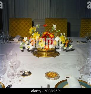 Mittagessen zu Ehren von Konrad Adenauer, Bundeskanzler der Bundesrepublik Deutschland, L:00pm. Florales Herzstück für ein Mittagessen zu Ehren von Konrad Adenauer, Bundeskanzler der Bundesrepublik Deutschland. State Dining Room, White House, Washington, D.C. Stockfoto