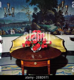 Mittagessen zu Ehren von Konrad Adenauer, Bundeskanzler der Bundesrepublik Deutschland, L:00pm. Blumenarrangement für ein Mittagessen zu Ehren von Konrad Adenauer, Bundeskanzler der Bundesrepublik Deutschland. Diplomatischer Empfangsraum, Weißes Haus, Washington, D.C. Stockfoto