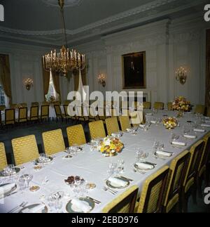 Mittagessen zu Ehren von Konrad Adenauer, Bundeskanzler der Bundesrepublik Deutschland, L:00pm. Tischgedecke und florale Mittelstücke für ein Mittagessen zu Ehren des Bundeskanzlers Konrad Adenauer. State Dining Room, White House, Washington, D.C. Stockfoto