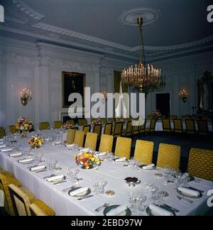 Mittagessen zu Ehren von Konrad Adenauer, Bundeskanzler der Bundesrepublik Deutschland, L:00pm. Tische und Blumenarrangements für ein Mittagessen zu Ehren von Konrad Adenauer, Bundeskanzler der Bundesrepublik Deutschland. State Dining Room, White House, Washington, D.C. Stockfoto
