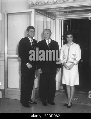 Mittagessen zu Ehren von Konrad Adenauer, Bundeskanzler der Bundesrepublik Deutschland, L:00pm. Mittagessen zu Ehren von Konrad Adenauer, Bundeskanzler der Bundesrepublik Deutschland. (L-R) Präsident John F. Kennedy, Bundeskanzler Adenauer und First Lady Jacqueline Kennedy. North Portico, White House, Washington, D.C. Stockfoto