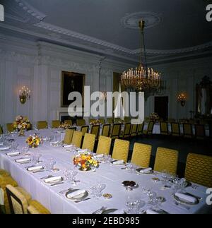 Mittagessen zu Ehren von Konrad Adenauer, Bundeskanzler der Bundesrepublik Deutschland, L:00pm. Tische und Blumenarrangements für ein Mittagessen zu Ehren von Konrad Adenauer, Bundeskanzler der Bundesrepublik Deutschland. State Dining Room, White House, Washington, D.C. Stockfoto