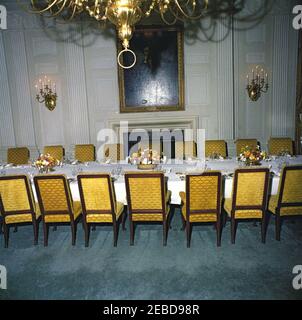 Mittagessen zu Ehren von Konrad Adenauer, Bundeskanzler der Bundesrepublik Deutschland, L:00pm. Tischgedecke und florale Mittelstücke für ein Mittagessen zu Ehren des Bundeskanzlers Konrad Adenauer. State Dining Room, White House, Washington, D.C. Stockfoto