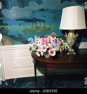 Mittagessen zu Ehren von Konrad Adenauer, Bundeskanzler der Bundesrepublik Deutschland, L:00pm. Blumenarrangement für ein Mittagessen zu Ehren von Konrad Adenauer, Bundeskanzler der Bundesrepublik Deutschland. Diplomatischer Empfangsraum, Weißes Haus, Washington, D.C. Stockfoto