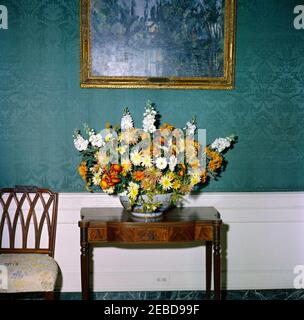 Mittagessen zu Ehren von Konrad Adenauer, Bundeskanzler der Bundesrepublik Deutschland, L:00pm. Blumenarrangement für ein Mittagessen zu Ehren von Konrad Adenauer, Bundeskanzler der Bundesrepublik Deutschland. Das Gemälde über dem Tisch ist u201cHouse an der Marne,u201d von Paul Cu00e9zanne (ca. 1880-1890). Green Room, White House, Washington, D.C. Stockfoto