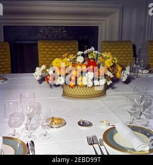 Mittagessen zu Ehren von Konrad Adenauer, Bundeskanzler der Bundesrepublik Deutschland, L:00pm. Florales Herzstück für ein Mittagessen zu Ehren von Konrad Adenauer, Bundeskanzler der Bundesrepublik Deutschland. State Dining Room, White House, Washington, D.C. Stockfoto