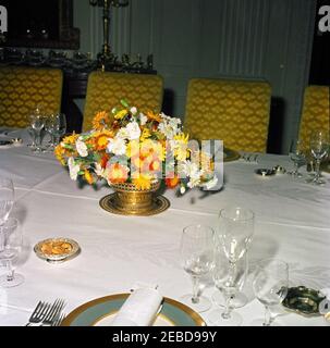 Mittagessen zu Ehren von Konrad Adenauer, Bundeskanzler der Bundesrepublik Deutschland, L:00pm. Florales Herzstück für ein Mittagessen zu Ehren von Konrad Adenauer, Bundeskanzler der Bundesrepublik Deutschland. State Dining Room, White House, Washington, D.C. Stockfoto