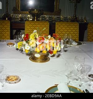 Mittagessen zu Ehren von Konrad Adenauer, Bundeskanzler der Bundesrepublik Deutschland, L:00pm. Florales Herzstück für ein Mittagessen zu Ehren von Konrad Adenauer, Bundeskanzler der Bundesrepublik Deutschland. State Dining Room, White House, Washington, D.C. Stockfoto