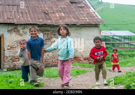 05-16-2018. Lomnicka, Slowakei. Ein Roma oder Zigeunerkinder in einer verlassenen Gemeinschaft im Herzen der Slowakei, die unter elenden Bedingungen lebt. Stockfoto