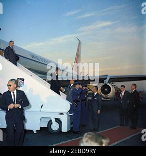 Reise in die westlichen Staaten: Ankunft in Los Angeles, Kalifornien, 4:23pm Uhr. Präsident John F. Kennedy steigt die Treppe der Air Force One nach seiner Ankunft in Los Angeles, Kalifornien; Gouverneur von Kalifornien Edmund G. u201cPatu201d Brown begrüßt den Präsidenten. Der Kongressabgeordnete Michael J. Kirwan (Ohio) steigt hinter Präsident Kennedy die Treppe hinab, und der kalifornische Generalstaatsanwalt Stanley Mosk (mit Brille) steht unten an der Treppe. Alle anderen sind nicht identifiziert. Los Angeles International Airport, Los Angeles, Kalifornien. Stockfoto
