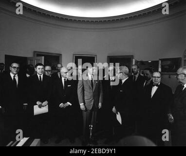 Treffen mit dem Präsidialausschuss für Jugendbeschäftigung, 9:50am Uhr. Präsident John F. Kennedy trifft sich mit Mitgliedern des Ausschusses für Jugendbeschäftigung Presidentu2019s im Oval Office, White House, Washington, D.C. (L-R) Mark Cresap, Präsident der Westinghouse Corporation; Bürgermeister von Milwuakee, Wisconsin, Henry Maier; George Meany, Präsident der American Federation of Labor and Congress of Industrial Organizations (AFL-CIO); Cornelius J. Haggerty vom AFL-CIO; Präsident der Howard University Dr. James M. Nabrit; Milton Semer, General Counsel für die Housing and Home Financing Agency; Donal Stockfoto