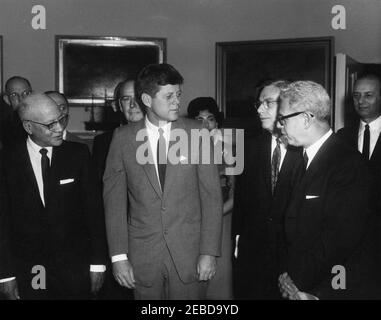 Treffen mit dem Präsidialausschuss für Jugendbeschäftigung, 9:50am Uhr. Präsident John F. Kennedy trifft sich mit Mitgliedern des Ausschusses für Jugendbeschäftigung Presidentu2019s im Oval Office, White House, Washington, D.C. (L-R) Cornelius J. Haggerty von der American Federation of Labor and Congress of Industrial Organizations (AFL-CIO); Präsident der Howard University Dr. James M. Nabrit; Milton Semer, General Counsel für die Housing and Home Financing Agency (teilweise hinter Dr. Nabrit versteckt); Donald J. Hardenbrook von der National Association of Manufacturers; Präsident Kennedy; Geri Joseph, civi Stockfoto