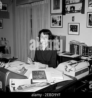 Präsident Kennedy, Präsidialsekretärin Evelyn Lincoln. Evelyn Lincoln, persönliche Sekretärin von Präsident John F. Kennedy, sitzt an ihrem Schreibtisch direkt vor dem Oval Office. White House, Washington, D.C. Stockfoto