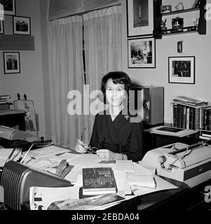 Präsident Kennedy, Präsidialsekretärin Evelyn Lincoln. Evelyn Lincoln, persönliche Sekretärin von Präsident John F. Kennedy, sitzt an ihrem Schreibtisch direkt vor dem Oval Office. White House, Washington, D.C. Stockfoto