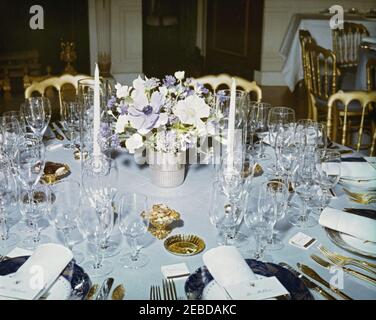 Tabelle Einstellungen und Blumenarrangements, November 1961: 13-14. Blumenarrangement und Tischgedecke für ein Abendessen zu Ehren des Gouverneurs von Puerto Rico Luis Muu00f1oz Maru00edn. Blue Room, White House, Washington, D.C. Stockfoto