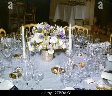 Tabelle Einstellungen und Blumenarrangements, November 1961: 13-14. Blumenarrangement und Tischgedecke für ein Abendessen zu Ehren des Gouverneurs von Puerto Rico Luis Muu00f1oz Maru00edn. Blue Room, White House, Washington, D.C. Stockfoto